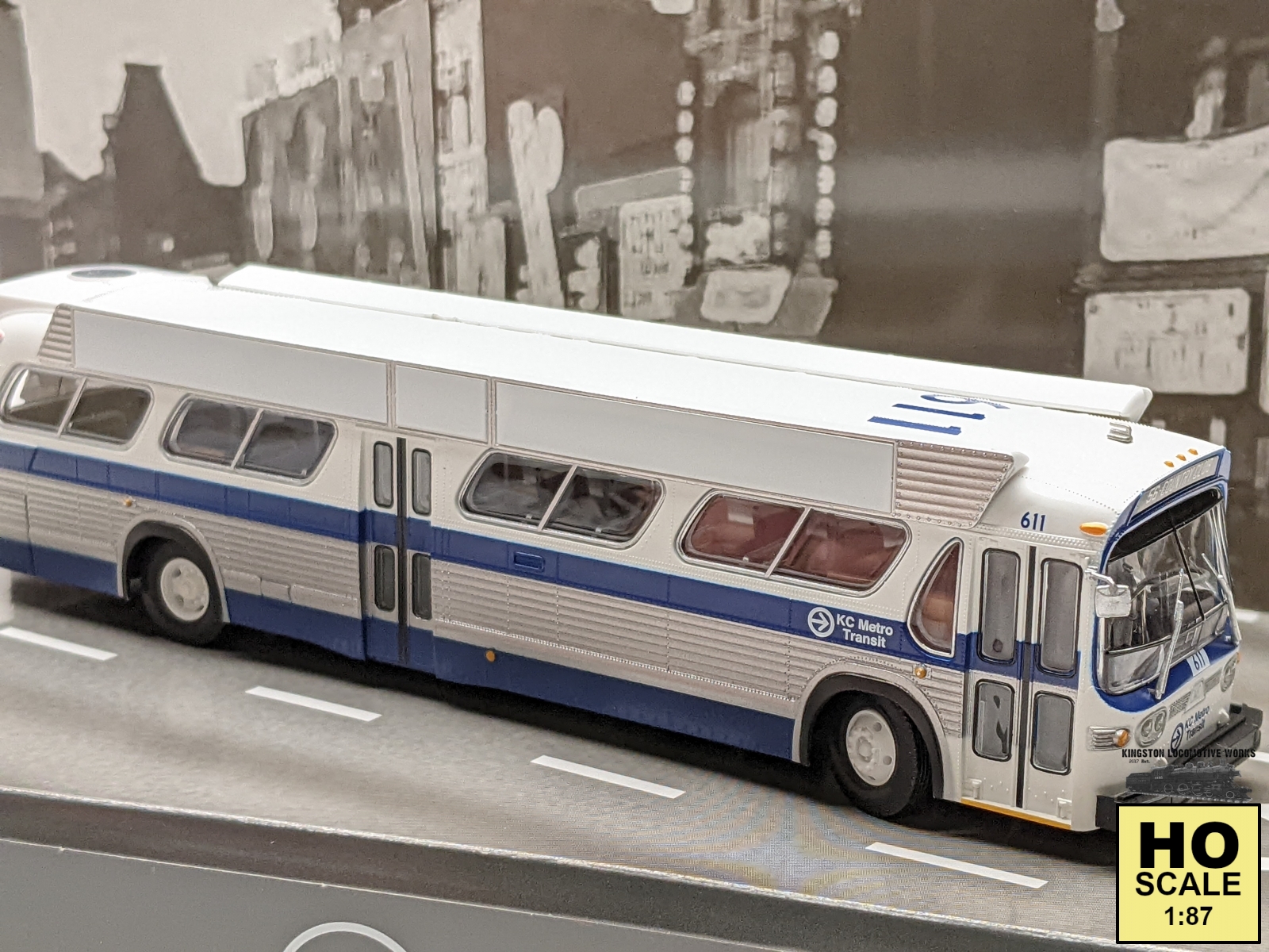 Rapido 753030 HO 187 New Look "Fishbowl" Bus Deluxe w/ Lights