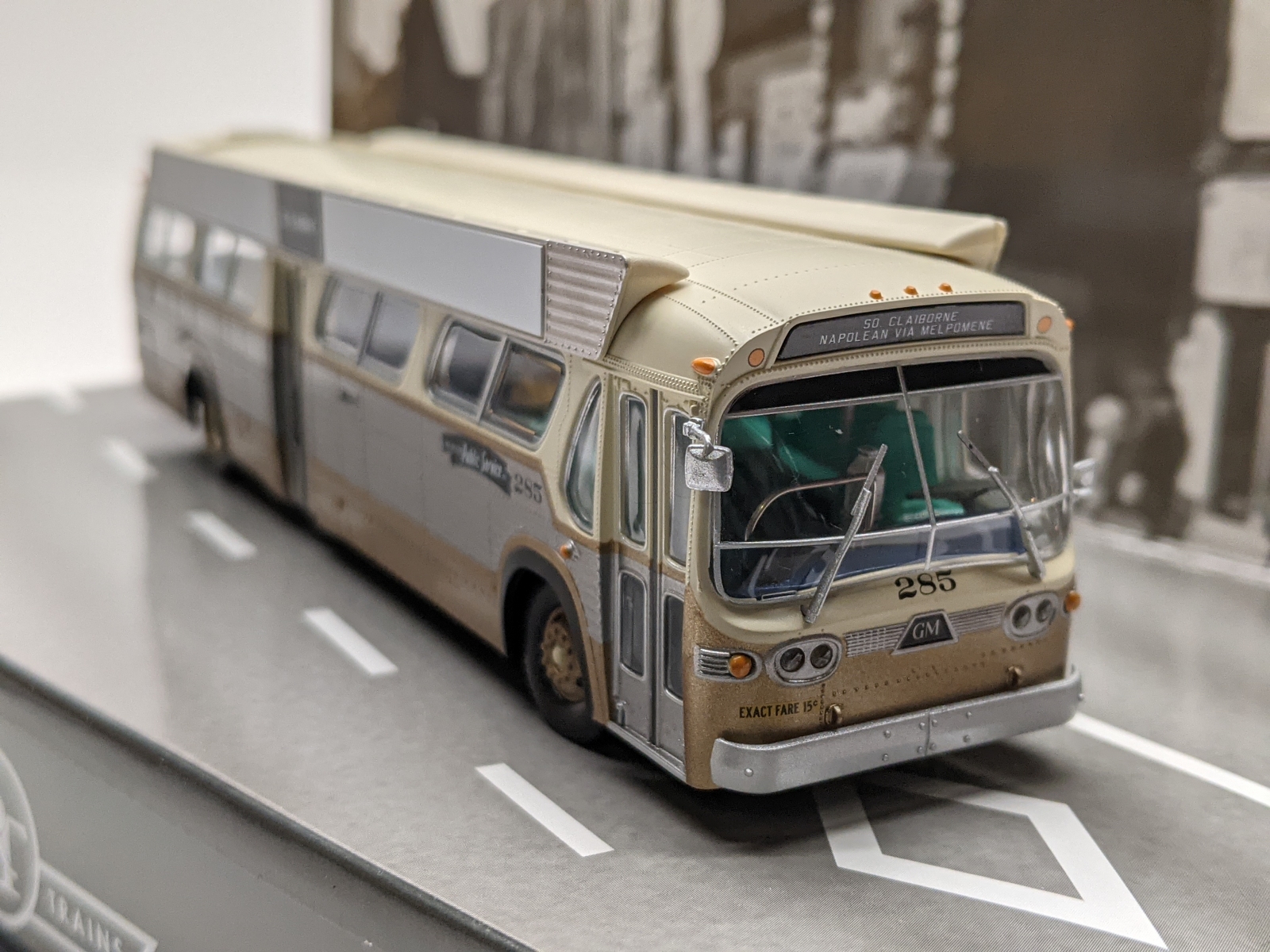 Rapido 753040 HO 187 New Look "Fishbowl" Bus Deluxe w/ Lights New