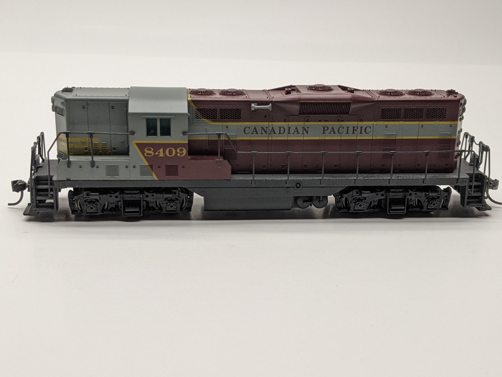 Kato HO GP-7 - Canadian Pacific / CP Maroon 