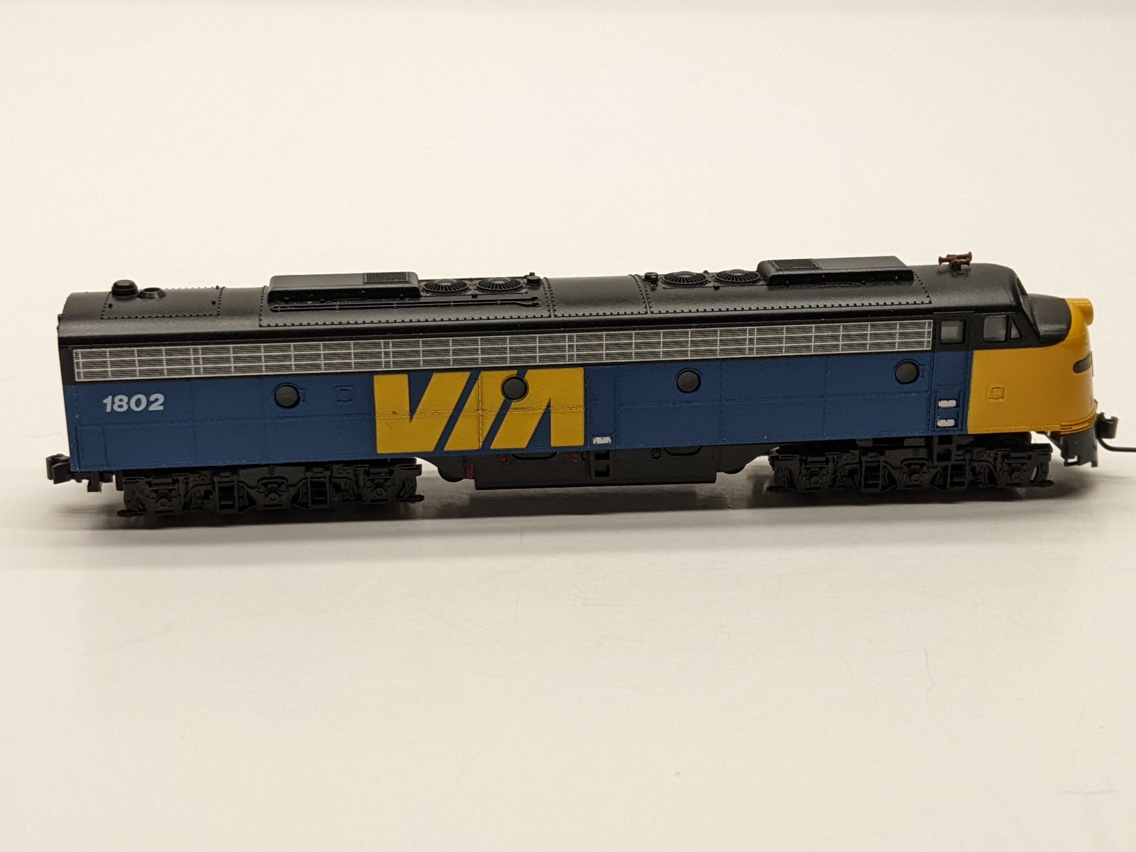 Lot) N Kato E8A Locomotive & 3x Con-Cor Smooth-Side Coaches Lot) N Kato E8A Locomotive & 3x Con-Cor Smooth-Side Coaches