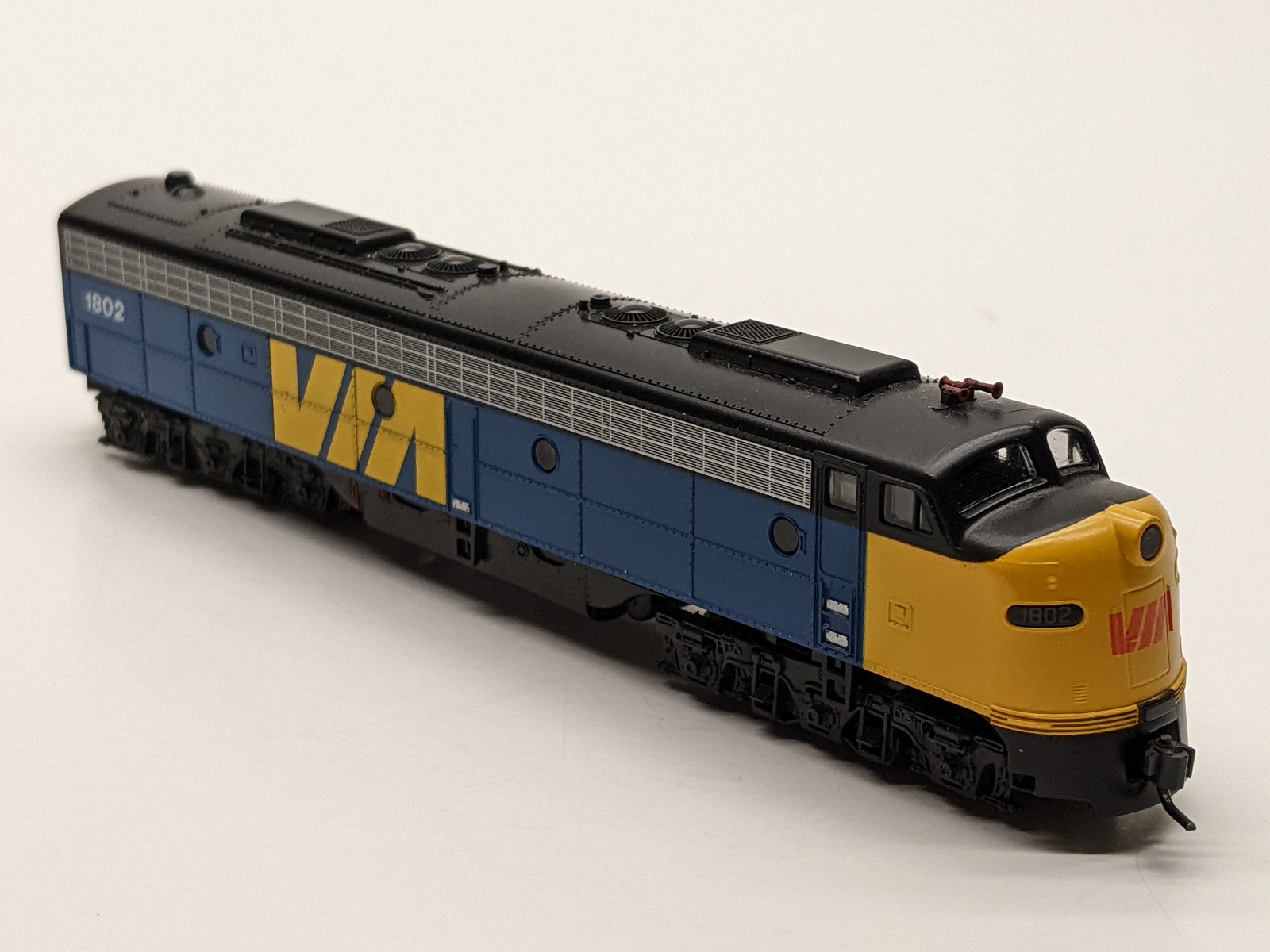 Lot) N Kato E8A Locomotive & 3x Con-Cor Smooth-Side Coaches Lot) N Kato E8A Locomotive & 3x Con-Cor Smooth-Side Coaches